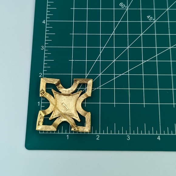 Beautiful Elegant Vintage Cross Style Brushed Polished Gold Tone Monet Brooch - Picture 8 of 8